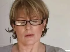 Violación de la chica en por no en español xxx la mesa con un amigo de su